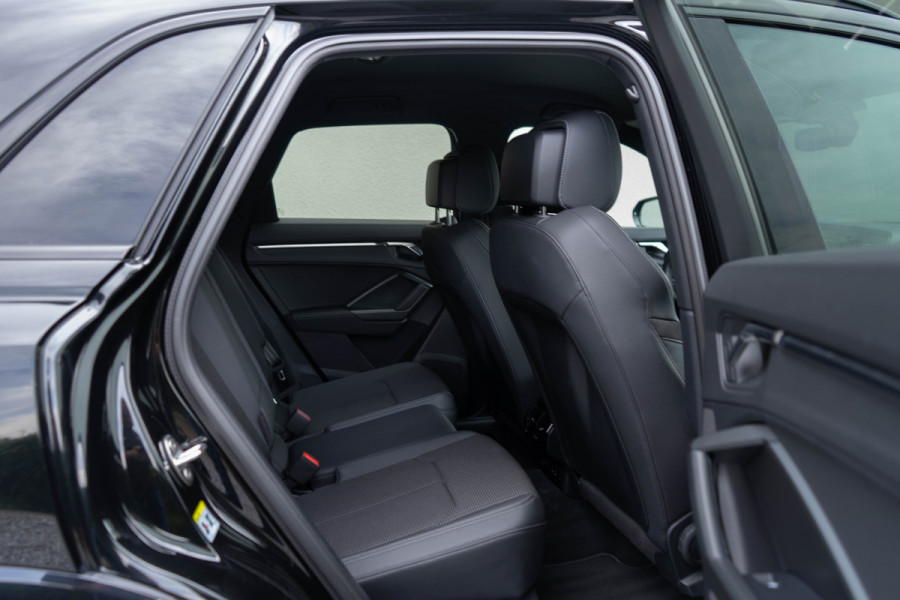 Audi Q3 45 TFSI e S-line/ 20 Inch/ Achter Camera/ s-line interieur/ 180kW