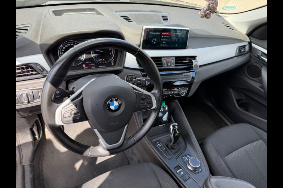 BMW X1 sDrive18i Executive Edition | Stoelverwarming | Head-Up Display | Cruise Control | Parkeersensoren | Navigatie | Keyless | LED | HIFI | Elektrische Achterklep | NAP | Automaat | Dealer Onderhouden