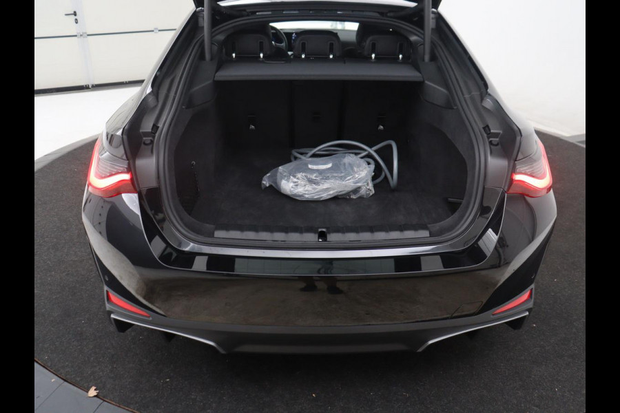 BMW i4 eDrive40 High Executive 84 kWh | SOH 98,7% | Leder | Adaptive cruise | Dodehoek detectie | Head-up | Stoelverwarming | Sfeerverlichting | Carplay | 3 zone klimaat | Camera | Park assist | Elektrische achterklep
