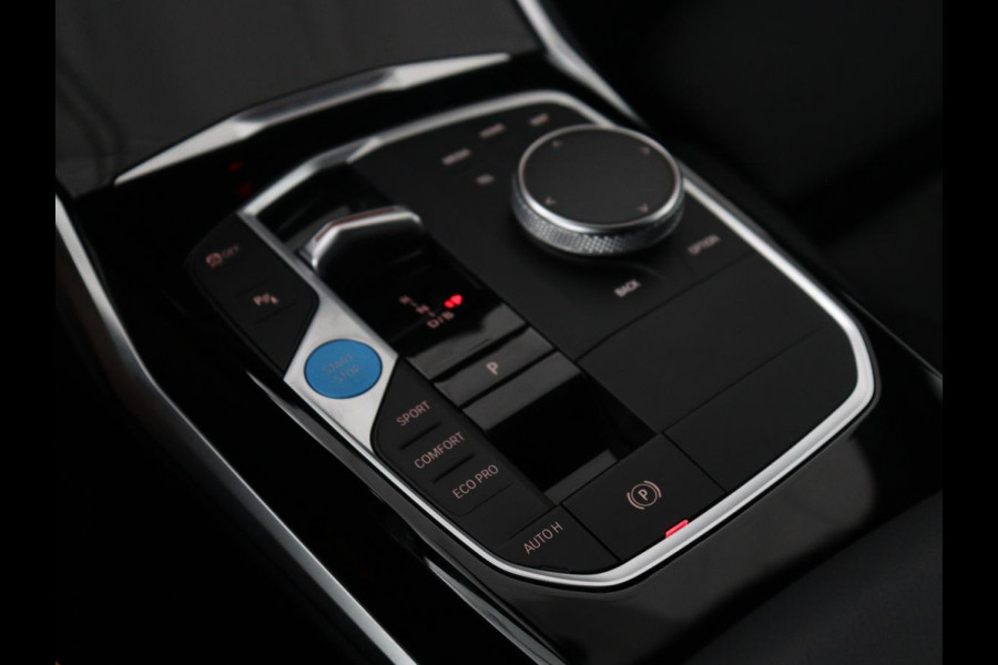 BMW i4 eDrive40 High Executive 84 kWh | SOH 98,7% | Leder | Adaptive cruise | Dodehoek detectie | Head-up | Stoelverwarming | Sfeerverlichting | Carplay | 3 zone klimaat | Camera | Park assist | Elektrische achterklep