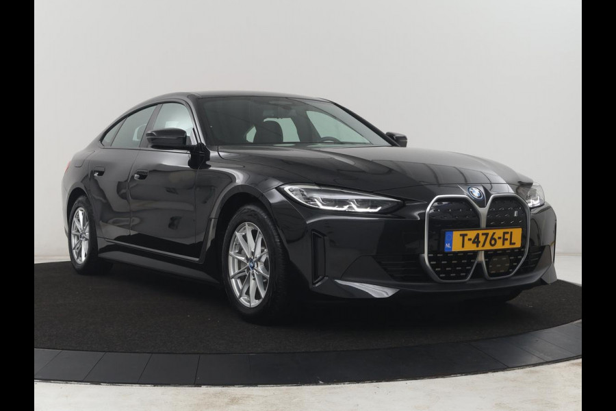 BMW i4 eDrive40 High Executive 84 kWh | SOH 98,7% | Leder | Adaptive cruise | Dodehoek detectie | Head-up | Stoelverwarming | Sfeerverlichting | Carplay | 3 zone klimaat | Camera | Park assist | Elektrische achterklep