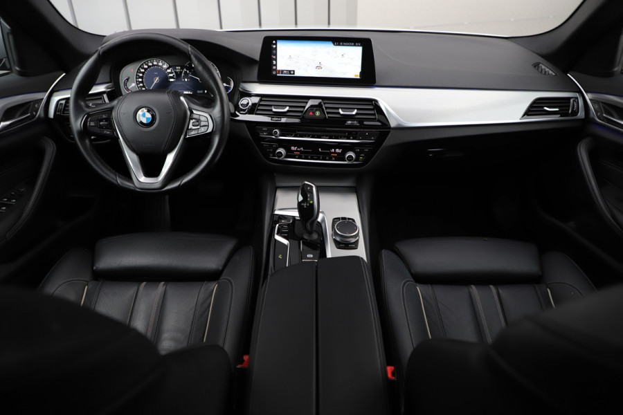 BMW 5 Serie 520i High Executive Aut8 | 184PK | Panoramadak | Sfeerverlichting | Comfortstoelen + Memory | Vol leder | Zonnenschermen | Camer