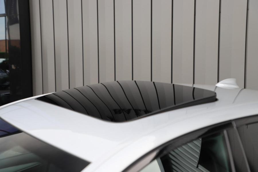BMW 5 Serie 520i High Executive Aut8 | 184PK | Panoramadak | Sfeerverlichting | Comfortstoelen + Memory | Vol leder | Zonnenschermen | Camer
