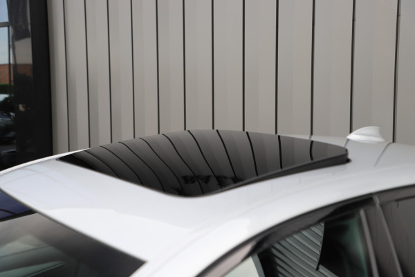 BMW 5 Serie 520i High Executive Aut8 | 184PK | Panoramadak | Sfeerverlichting | Comfortstoelen + Memory | Vol leder | Zonnenschermen | Camer