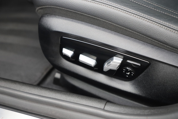 BMW 5 Serie 520i High Executive Aut8 | 184PK | Panoramadak | Sfeerverlichting | Comfortstoelen + Memory | Vol leder | Zonnenschermen | Camer