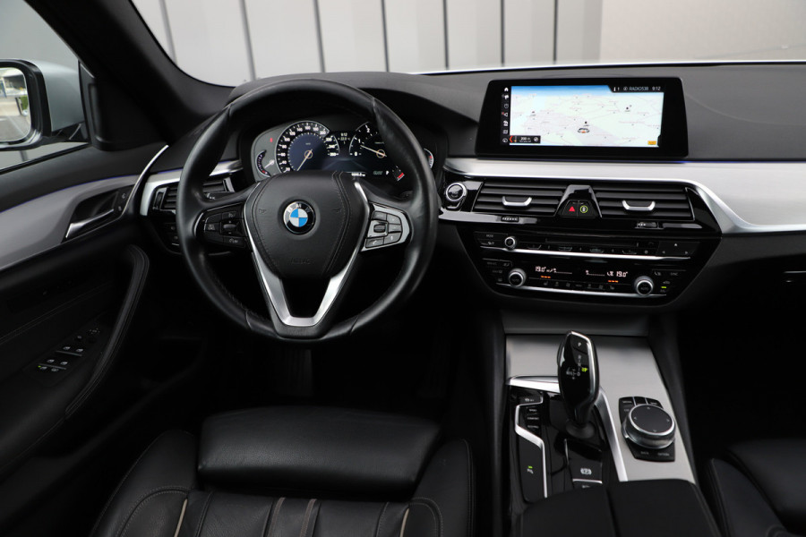 BMW 5 Serie 520i High Executive Aut8 | 184PK | Panoramadak | Sfeerverlichting | Comfortstoelen + Memory | Vol leder | Zonnenschermen | Camer
