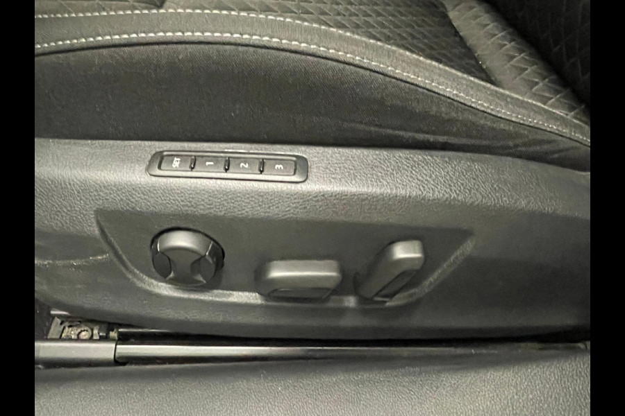 Škoda Superb Combi 1.4 TSI iV Business Edition PHEV Automaat Navigatie Stoelverwarming Voor en Achter Draadloze Telefoonlader Stuurverwarming Cruise Control Elektrisch Verstelbare Stoelen Apple CarPlay