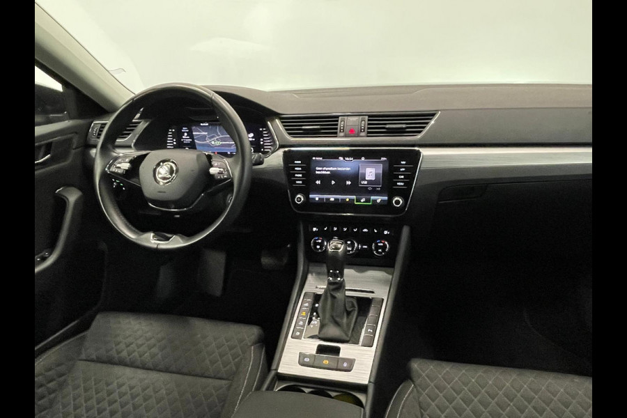 Škoda Superb Combi 1.4 TSI iV Business Edition PHEV Automaat Navigatie Stoelverwarming Voor en Achter Draadloze Telefoonlader Stuurverwarming Cruise Control Elektrisch Verstelbare Stoelen Apple CarPlay