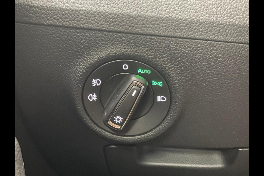 Škoda Superb Combi 1.4 TSI iV Business Edition PHEV Automaat Navigatie Stoelverwarming Voor en Achter Draadloze Telefoonlader Stuurverwarming Cruise Control Elektrisch Verstelbare Stoelen Apple CarPlay