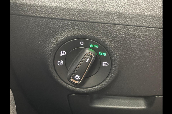 Škoda Superb Combi 1.4 TSI iV Business Edition PHEV Automaat Navigatie Stoelverwarming Voor en Achter Draadloze Telefoonlader Stuurverwarming Cruise Control Elektrisch Verstelbare Stoelen Apple CarPlay