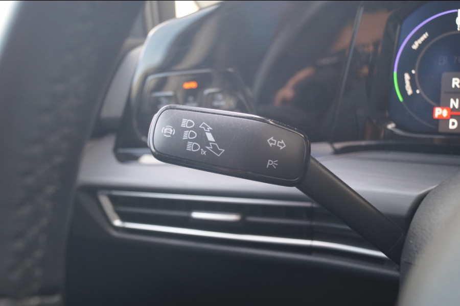 Volkswagen Golf 1.4 eHybrid PHEV Style Business -LEER-NAVI-ECC-LED-PDC-