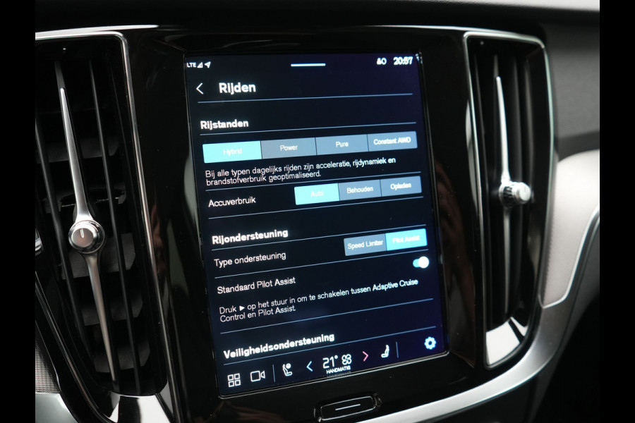 Volvo V60 T6 AWD Plus Bright PHEV 350pk Dealer O.H | Trekhaak Af Fabriek | Adaptive Cruise | Camera | Lederen Sportstoelen Memory & Verwarmd | Apple Carplay | Keyless | Google Assistant & Maps | Stuurverwarming | Pilot Assist | Virtual | Navigatie | DAB | 18"L.M | Plug In Hybrid |