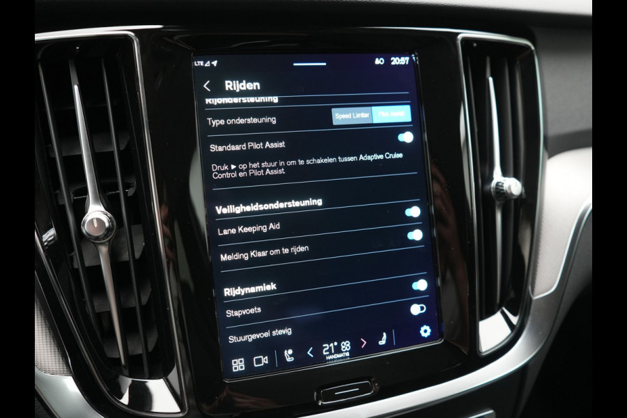 Volvo V60 T6 AWD Plus Bright PHEV 350pk Dealer O.H | Trekhaak Af Fabriek | Adaptive Cruise | Camera | Lederen Sportstoelen Memory & Verwarmd | Apple Carplay | Keyless | Google Assistant & Maps | Stuurverwarming | Pilot Assist | Virtual | Navigatie | DAB | 18"L.M | Plug In Hybrid |
