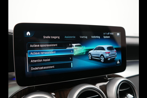 Mercedes-Benz GLC 300e 4MATIC Business Solution AMG PHEV 313pk Dealer O.H. | Trekhaak Af Fabriek | Panodak | Multi Beam LED | Alcantara Sportstoelen Verwarmd | Blis | Camera | Keyless | Sfeerverlichting | Apple Carplay | Navigatie | DAB | Cruise Control | Plug In Hybrid |