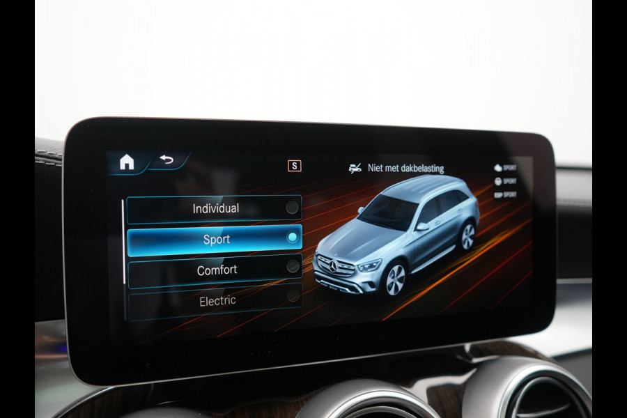 Mercedes-Benz GLC 300e 4MATIC Business Solution AMG PHEV 313pk Dealer O.H. | Trekhaak Af Fabriek | Panodak | Multi Beam LED | Alcantara Sportstoelen Verwarmd | Blis | Camera | Keyless | Sfeerverlichting | Apple Carplay | Navigatie | DAB | Cruise Control | Plug In Hybrid |