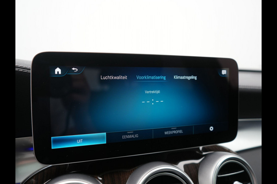 Mercedes-Benz GLC 300e 4MATIC Business Solution AMG PHEV 313pk Dealer O.H. | Trekhaak Af Fabriek | Panodak | Multi Beam LED | Alcantara Sportstoelen Verwarmd | Blis | Camera | Keyless | Sfeerverlichting | Apple Carplay | Navigatie | DAB | Cruise Control | Plug In Hybrid |
