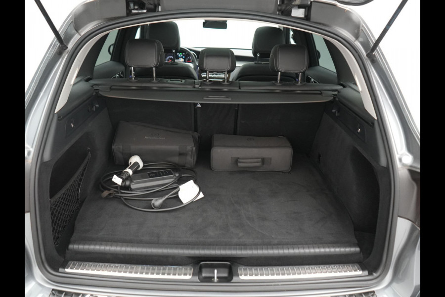 Mercedes-Benz GLC 300e 4MATIC Business Solution AMG PHEV 313pk Dealer O.H. | Trekhaak Af Fabriek | Panodak | Multi Beam LED | Alcantara Sportstoelen Verwarmd | Blis | Camera | Keyless | Sfeerverlichting | Apple Carplay | Navigatie | DAB | Cruise Control | Plug In Hybrid |