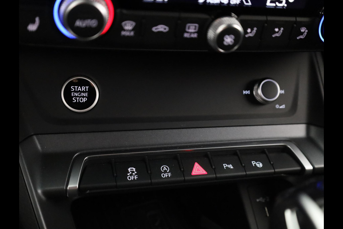 Audi Q3 35 TFSI S edition Competition 150pk | Stoelverwarming | Keyless | 360 camera | inklapbare spiegels