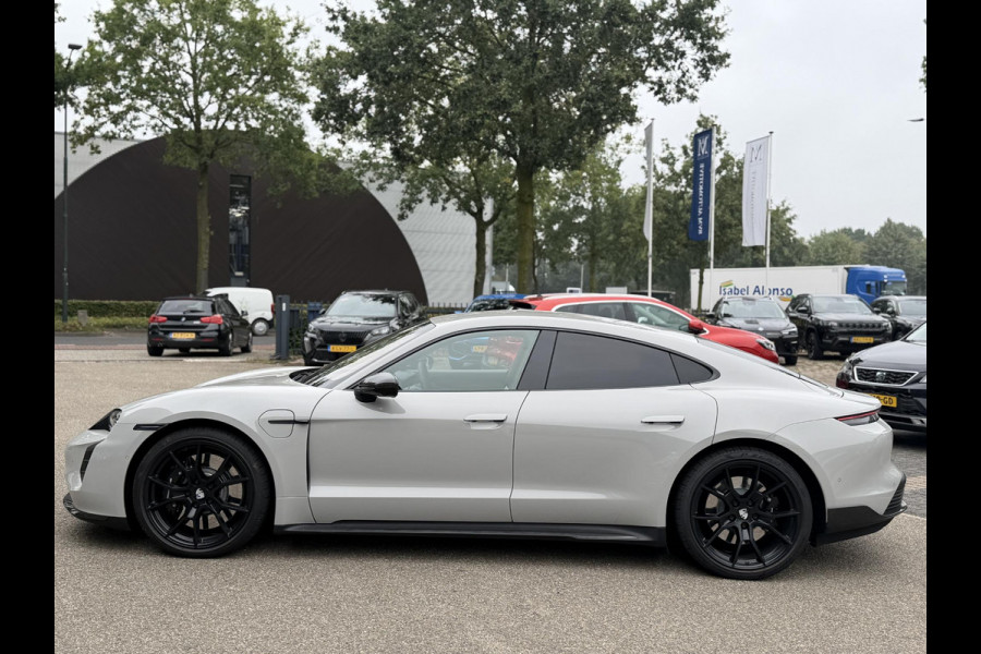 Porsche Taycan Turbo 93 kWh SOH 91% | SPORT CHRONO | HEAD-UP | CARBON PAKKET | ALCANTARA STOELEN + HEMEL | DUAL SCHERM | PSCB KERAMISCH GECOATE REMMEN | BURMESTER PREMIUM AUDIO | STOELVERWARMING + STUURWIELVERWARMING | STOELVENTILATIE | MEMORY SEATS | PORSCHE DEALER ONDERHOUDEN | 360° CAMERA | VERKEERT IN NIEUWSTAAT | ALL-IN PRIJS | 12 MAANDEN BOVAG GARANTIE
