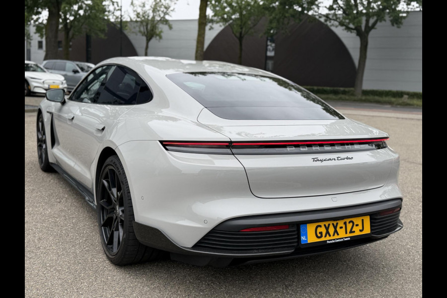 Porsche Taycan Turbo 93 kWh SOH 91% | SPORT CHRONO | HEAD-UP | CARBON PAKKET | ALCANTARA STOELEN + HEMEL | DUAL SCHERM | PSCB KERAMISCH GECOATE REMMEN | BURMESTER PREMIUM AUDIO | STOELVERWARMING + STUURWIELVERWARMING | STOELVENTILATIE | MEMORY SEATS | PORSCHE DEALER ONDERHOUDEN | 360° CAMERA | VERKEERT IN NIEUWSTAAT | ALL-IN PRIJS | 12 MAANDEN BOVAG GARANTIE