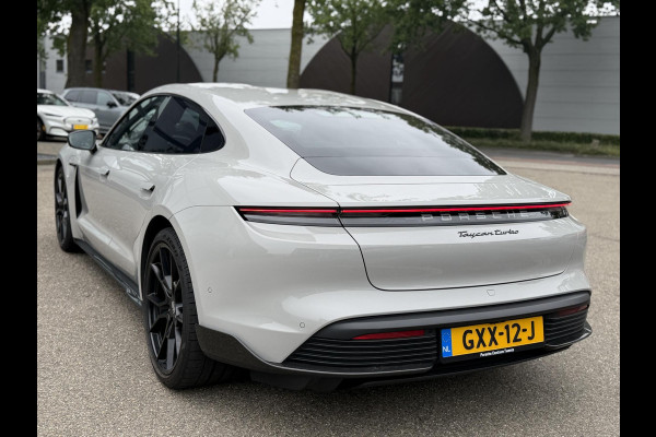 Porsche Taycan Turbo 93 kWh SOH 91% | SPORT CHRONO | HEAD-UP | CARBON PAKKET | ALCANTARA STOELEN + HEMEL | DUAL SCHERM | PSCB KERAMISCH GECOATE REMMEN | BURMESTER PREMIUM AUDIO | STOELVERWARMING + STUURWIELVERWARMING | STOELVENTILATIE | MEMORY SEATS | PORSCHE DEALER ONDERHOUDEN | 360° CAMERA | VERKEERT IN NIEUWSTAAT | ALL-IN PRIJS | 12 MAANDEN BOVAG GARANTIE