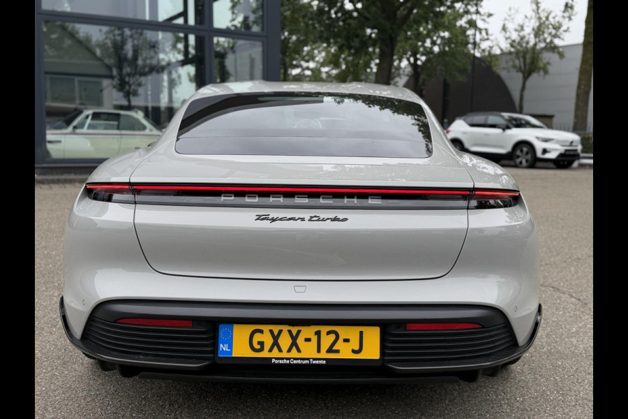Porsche Taycan Turbo 93 kWh SOH 91% | SPORT CHRONO | HEAD-UP | CARBON PAKKET | ALCANTARA STOELEN + HEMEL | DUAL SCHERM | PSCB KERAMISCH GECOATE REMMEN | BURMESTER PREMIUM AUDIO | STOELVERWARMING + STUURWIELVERWARMING | STOELVENTILATIE | MEMORY SEATS | PORSCHE DEALER ONDERHOUDEN | 360° CAMERA | VERKEERT IN NIEUWSTAAT | ALL-IN PRIJS | 12 MAANDEN BOVAG GARANTIE
