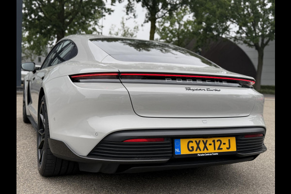 Porsche Taycan Turbo 93 kWh SOH 91% | SPORT CHRONO | HEAD-UP | CARBON PAKKET | ALCANTARA STOELEN + HEMEL | DUAL SCHERM | PSCB KERAMISCH GECOATE REMMEN | BURMESTER PREMIUM AUDIO | STOELVERWARMING + STUURWIELVERWARMING | STOELVENTILATIE | MEMORY SEATS | PORSCHE DEALER ONDERHOUDEN | 360° CAMERA | VERKEERT IN NIEUWSTAAT | ALL-IN PRIJS | 12 MAANDEN BOVAG GARANTIE