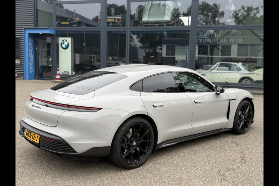 Porsche Taycan Turbo 93 kWh SOH 91% | SPORT CHRONO | HEAD-UP | CARBON PAKKET | ALCANTARA STOELEN + HEMEL | DUAL SCHERM | PSCB KERAMISCH GECOATE REMMEN | BURMESTER PREMIUM AUDIO | STOELVERWARMING + STUURWIELVERWARMING | STOELVENTILATIE | MEMORY SEATS | PORSCHE DEALER ONDERHOUDEN | 360° CAMERA | VERKEERT IN NIEUWSTAAT | ALL-IN PRIJS | 12 MAANDEN BOVAG GARANTIE