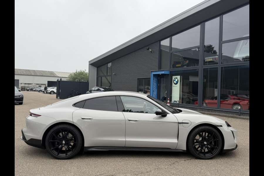 Porsche Taycan Turbo 93 kWh SOH 91% | SPORT CHRONO | HEAD-UP | CARBON PAKKET | ALCANTARA STOELEN + HEMEL | DUAL SCHERM | PSCB KERAMISCH GECOATE REMMEN | BURMESTER PREMIUM AUDIO | STOELVERWARMING + STUURWIELVERWARMING | STOELVENTILATIE | MEMORY SEATS | PORSCHE DEALER ONDERHOUDEN | 360° CAMERA | VERKEERT IN NIEUWSTAAT | ALL-IN PRIJS | 12 MAANDEN BOVAG GARANTIE