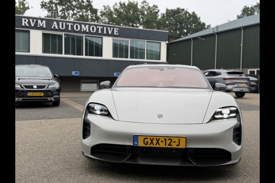 Porsche Taycan Turbo 93 kWh SOH 91% | SPORT CHRONO | HEAD-UP | CARBON PAKKET | ALCANTARA STOELEN + HEMEL | DUAL SCHERM | PSCB KERAMISCH GECOATE REMMEN | BURMESTER PREMIUM AUDIO | STOELVERWARMING + STUURWIELVERWARMING | STOELVENTILATIE | MEMORY SEATS | PORSCHE DEALER ONDERHOUDEN | 360° CAMERA | VERKEERT IN NIEUWSTAAT | ALL-IN PRIJS | 12 MAANDEN BOVAG GARANTIE