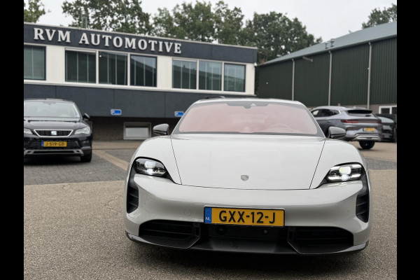 Porsche Taycan Turbo 93 kWh SOH 91% | SPORT CHRONO | HEAD-UP | CARBON PAKKET | ALCANTARA STOELEN + HEMEL | DUAL SCHERM | PSCB KERAMISCH GECOATE REMMEN | BURMESTER PREMIUM AUDIO | STOELVERWARMING + STUURWIELVERWARMING | STOELVENTILATIE | MEMORY SEATS | PORSCHE DEALER ONDERHOUDEN | 360° CAMERA | VERKEERT IN NIEUWSTAAT | ALL-IN PRIJS | 12 MAANDEN BOVAG GARANTIE