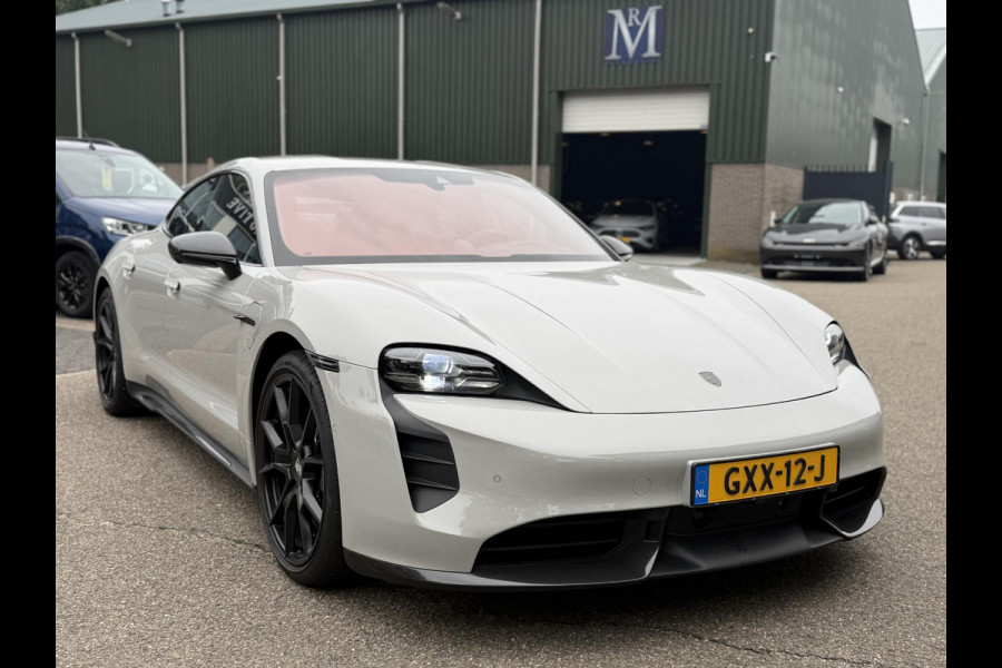 Porsche Taycan Turbo 93 kWh SOH 91% | SPORT CHRONO | HEAD-UP | CARBON PAKKET | ALCANTARA STOELEN + HEMEL | DUAL SCHERM | PSCB KERAMISCH GECOATE REMMEN | BURMESTER PREMIUM AUDIO | STOELVERWARMING + STUURWIELVERWARMING | STOELVENTILATIE | MEMORY SEATS | PORSCHE DEALER ONDERHOUDEN | 360° CAMERA | VERKEERT IN NIEUWSTAAT | ALL-IN PRIJS | 12 MAANDEN BOVAG GARANTIE