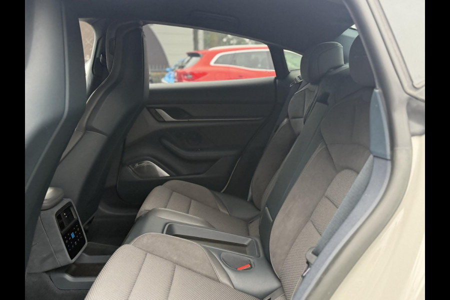 Porsche Taycan Turbo 93 kWh SOH 91% | SPORT CHRONO | HEAD-UP | CARBON PAKKET | ALCANTARA STOELEN + HEMEL | DUAL SCHERM | PSCB KERAMISCH GECOATE REMMEN | BURMESTER PREMIUM AUDIO | STOELVERWARMING + STUURWIELVERWARMING | STOELVENTILATIE | MEMORY SEATS | PORSCHE DEALER ONDERHOUDEN | 360° CAMERA | VERKEERT IN NIEUWSTAAT | ALL-IN PRIJS | 12 MAANDEN BOVAG GARANTIE
