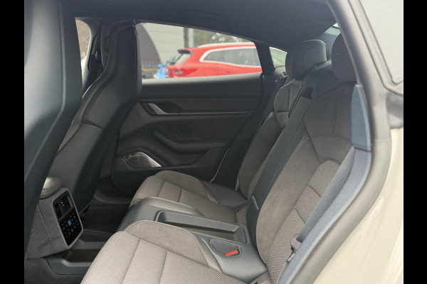 Porsche Taycan Turbo 93 kWh SOH 91% | SPORT CHRONO | HEAD-UP | CARBON PAKKET | ALCANTARA STOELEN + HEMEL | DUAL SCHERM | PSCB KERAMISCH GECOATE REMMEN | BURMESTER PREMIUM AUDIO | STOELVERWARMING + STUURWIELVERWARMING | STOELVENTILATIE | MEMORY SEATS | PORSCHE DEALER ONDERHOUDEN | 360° CAMERA | VERKEERT IN NIEUWSTAAT | ALL-IN PRIJS | 12 MAANDEN BOVAG GARANTIE