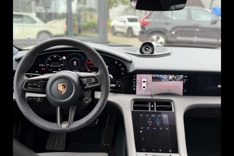 Porsche Taycan Turbo 93 kWh SOH 91% | SPORT CHRONO | HEAD-UP | CARBON PAKKET | ALCANTARA STOELEN + HEMEL | DUAL SCHERM | PSCB KERAMISCH GECOATE REMMEN | BURMESTER PREMIUM AUDIO | STOELVERWARMING + STUURWIELVERWARMING | STOELVENTILATIE | MEMORY SEATS | PORSCHE DEALER ONDERHOUDEN | 360° CAMERA | VERKEERT IN NIEUWSTAAT | ALL-IN PRIJS | 12 MAANDEN BOVAG GARANTIE