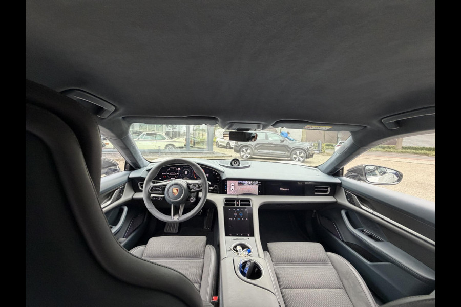 Porsche Taycan Turbo 93 kWh SOH 91% | SPORT CHRONO | HEAD-UP | CARBON PAKKET | ALCANTARA STOELEN + HEMEL | DUAL SCHERM | PSCB KERAMISCH GECOATE REMMEN | BURMESTER PREMIUM AUDIO | STOELVERWARMING + STUURWIELVERWARMING | STOELVENTILATIE | MEMORY SEATS | PORSCHE DEALER ONDERHOUDEN | 360° CAMERA | VERKEERT IN NIEUWSTAAT | ALL-IN PRIJS | 12 MAANDEN BOVAG GARANTIE
