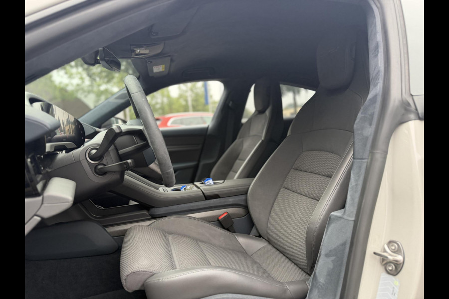 Porsche Taycan Turbo 93 kWh SOH 91% | SPORT CHRONO | HEAD-UP | CARBON PAKKET | ALCANTARA STOELEN + HEMEL | DUAL SCHERM | PSCB KERAMISCH GECOATE REMMEN | BURMESTER PREMIUM AUDIO | STOELVERWARMING + STUURWIELVERWARMING | STOELVENTILATIE | MEMORY SEATS | PORSCHE DEALER ONDERHOUDEN | 360° CAMERA | VERKEERT IN NIEUWSTAAT | ALL-IN PRIJS | 12 MAANDEN BOVAG GARANTIE