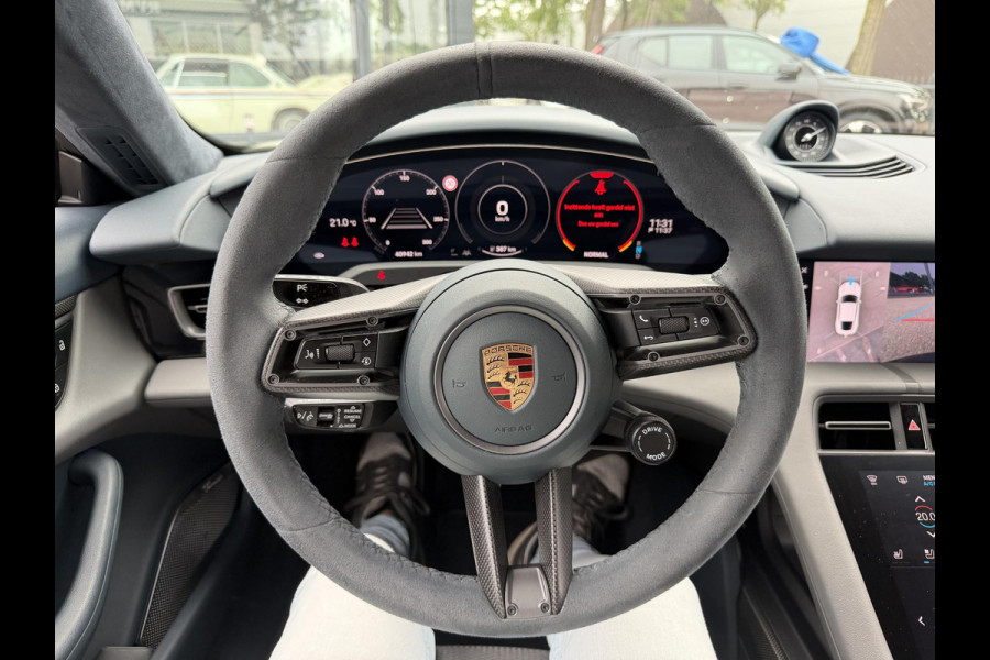 Porsche Taycan Turbo 93 kWh SOH 91% | SPORT CHRONO | HEAD-UP | CARBON PAKKET | ALCANTARA STOELEN + HEMEL | DUAL SCHERM | PSCB KERAMISCH GECOATE REMMEN | BURMESTER PREMIUM AUDIO | STOELVERWARMING + STUURWIELVERWARMING | STOELVENTILATIE | MEMORY SEATS | PORSCHE DEALER ONDERHOUDEN | 360° CAMERA | VERKEERT IN NIEUWSTAAT | ALL-IN PRIJS | 12 MAANDEN BOVAG GARANTIE