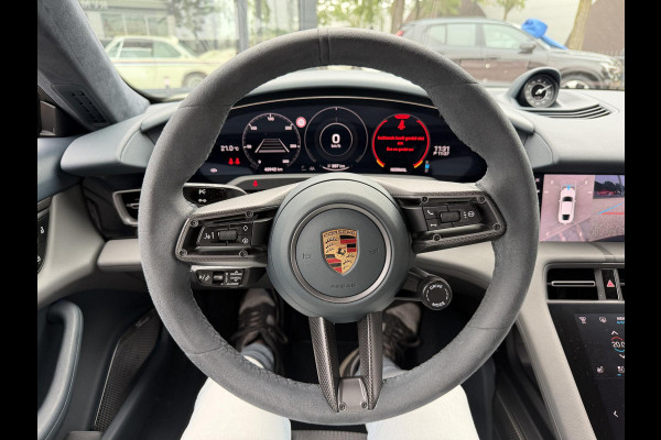 Porsche Taycan Turbo 93 kWh SOH 91% | SPORT CHRONO | HEAD-UP | CARBON PAKKET | ALCANTARA STOELEN + HEMEL | DUAL SCHERM | PSCB KERAMISCH GECOATE REMMEN | BURMESTER PREMIUM AUDIO | STOELVERWARMING + STUURWIELVERWARMING | STOELVENTILATIE | MEMORY SEATS | PORSCHE DEALER ONDERHOUDEN | 360° CAMERA | VERKEERT IN NIEUWSTAAT | ALL-IN PRIJS | 12 MAANDEN BOVAG GARANTIE