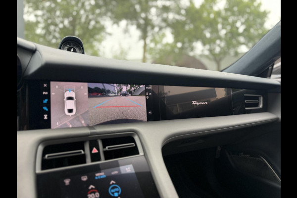 Porsche Taycan Turbo 93 kWh SOH 91% | SPORT CHRONO | HEAD-UP | CARBON PAKKET | ALCANTARA STOELEN + HEMEL | DUAL SCHERM | PSCB KERAMISCH GECOATE REMMEN | BURMESTER PREMIUM AUDIO | STOELVERWARMING + STUURWIELVERWARMING | STOELVENTILATIE | MEMORY SEATS | PORSCHE DEALER ONDERHOUDEN | 360° CAMERA | VERKEERT IN NIEUWSTAAT | ALL-IN PRIJS | 12 MAANDEN BOVAG GARANTIE