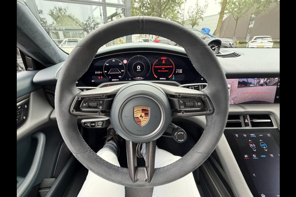 Porsche Taycan Turbo 93 kWh SOH 91% | SPORT CHRONO | HEAD-UP | CARBON PAKKET | ALCANTARA STOELEN + HEMEL | DUAL SCHERM | PSCB KERAMISCH GECOATE REMMEN | BURMESTER PREMIUM AUDIO | STOELVERWARMING + STUURWIELVERWARMING | STOELVENTILATIE | MEMORY SEATS | PORSCHE DEALER ONDERHOUDEN | 360° CAMERA | VERKEERT IN NIEUWSTAAT | ALL-IN PRIJS | 12 MAANDEN BOVAG GARANTIE