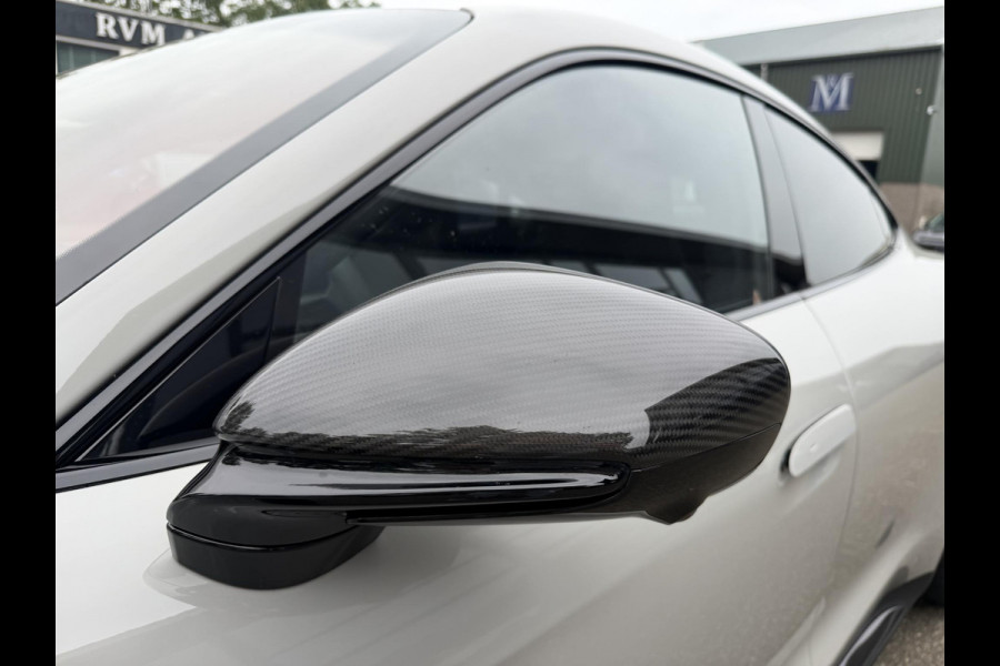 Porsche Taycan Turbo 93 kWh SOH 91% | SPORT CHRONO | HEAD-UP | CARBON PAKKET | ALCANTARA STOELEN + HEMEL | DUAL SCHERM | PSCB KERAMISCH GECOATE REMMEN | BURMESTER PREMIUM AUDIO | STOELVERWARMING + STUURWIELVERWARMING | STOELVENTILATIE | MEMORY SEATS | PORSCHE DEALER ONDERHOUDEN | 360° CAMERA | VERKEERT IN NIEUWSTAAT | ALL-IN PRIJS | 12 MAANDEN BOVAG GARANTIE