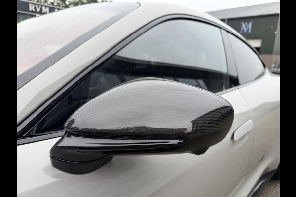Porsche Taycan Turbo 93 kWh SOH 91% | SPORT CHRONO | HEAD-UP | CARBON PAKKET | ALCANTARA STOELEN + HEMEL | DUAL SCHERM | PSCB KERAMISCH GECOATE REMMEN | BURMESTER PREMIUM AUDIO | STOELVERWARMING + STUURWIELVERWARMING | STOELVENTILATIE | MEMORY SEATS | PORSCHE DEALER ONDERHOUDEN | 360° CAMERA | VERKEERT IN NIEUWSTAAT | ALL-IN PRIJS | 12 MAANDEN BOVAG GARANTIE
