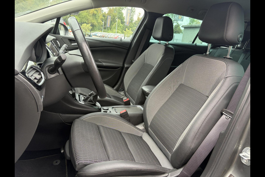 Opel Astra Sports Tourer 1.2 Elegance ✓131pk✓2e Eigenaar✓Camera✓Carplay✓6 Bak✓Stoelverw✓Stuurverw✓Pdc V+A✓Recent beurt gehad✓Clima✓Cruise✓Halfleder✓Keyless✓N.A.P✓Lm velgen✓Rijstrooksensor✓Apk tot 07-2027