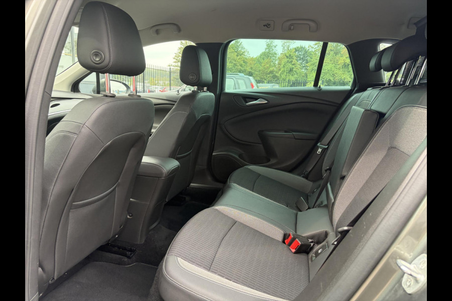 Opel Astra Sports Tourer 1.2 Elegance ✓131pk✓2e Eigenaar✓Camera✓Carplay✓6 Bak✓Stoelverw✓Stuurverw✓Pdc V+A✓Recent beurt gehad✓Clima✓Cruise✓Halfleder✓Keyless✓N.A.P✓Lm velgen✓Rijstrooksensor✓Apk tot 07-2027