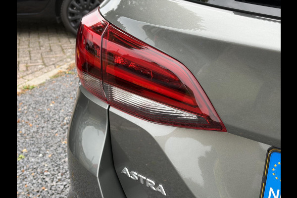 Opel Astra Sports Tourer 1.2 Elegance ✓131pk✓2e Eigenaar✓Camera✓Carplay✓6 Bak✓Stoelverw✓Stuurverw✓Pdc V+A✓Recent beurt gehad✓Clima✓Cruise✓Halfleder✓Keyless✓N.A.P✓Lm velgen✓Rijstrooksensor✓Apk tot 07-2027