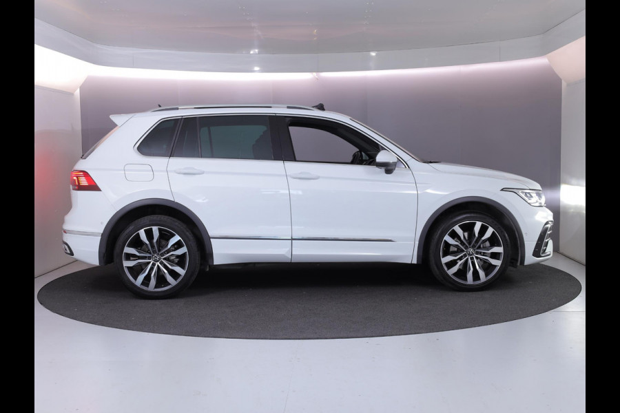 Volkswagen Tiguan 1.4 TSI eHybrid R-Line Business 245 pk Automaat (DSG) | Private lease vanaf €766 | Navigatie | Panoramadak | Park assist | Rondomzicht camera | Head-up display | Lederen bekleding | Elektr. voorstoelen met geheugen | R-Line |