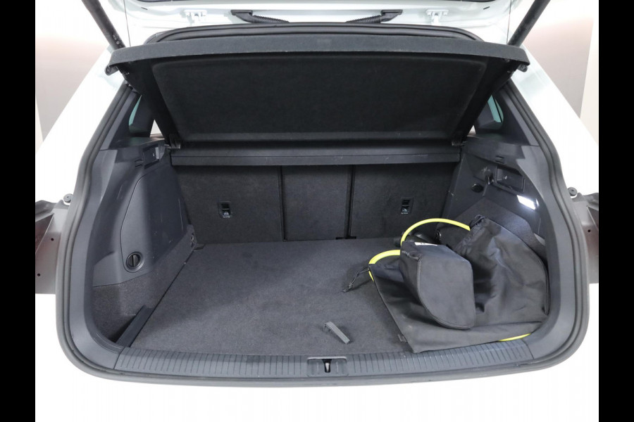 Volkswagen Tiguan 1.4 TSI eHybrid R-Line Business 245 pk Automaat (DSG) | Private lease vanaf €766 | Navigatie | Panoramadak | Park assist | Rondomzicht camera | Head-up display | Lederen bekleding | Elektr. voorstoelen met geheugen | R-Line |