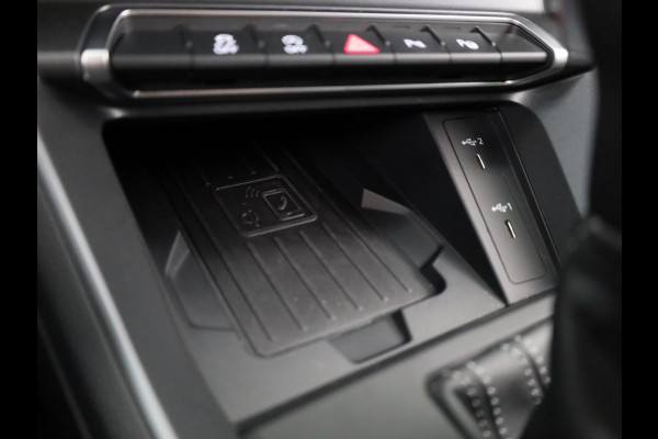 Audi Q3 35 TFSI S edition Competition 150pk | Stoelverwarming | Keyless | 360 camera | inklapbare spiegels