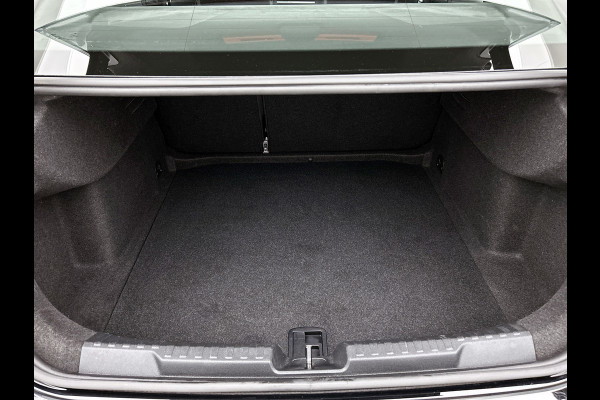 Audi A3 Limousine 30 TFSI Business edition (NAVIGATIE, CAMERA, TRAKHAAK AFNEEMBAAR, 1e EIGENAAR, GOED ONDERHOUDEN)